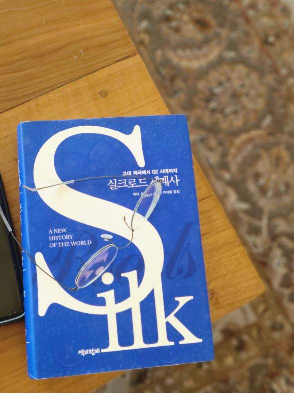 문재인 전 대통령의 딸 다혜씨가 27일 SNS를 개설해 경남 양산 사저에서 독서를 하다 낮잠에 든 아버지의 사진을 올렸다./문다혜씨 트위터