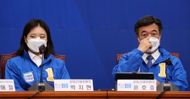 박지현(왼쪽), 윤호중 더불어민주당 상임선대위원장이 25일 오전 서울 여의도 국회에서 열린 국정균형과 민생안정을 위한 선거대책위원회 합동회의에서 어두운 표정을 보이고 있다. 2022.5.25/사진공동취재단