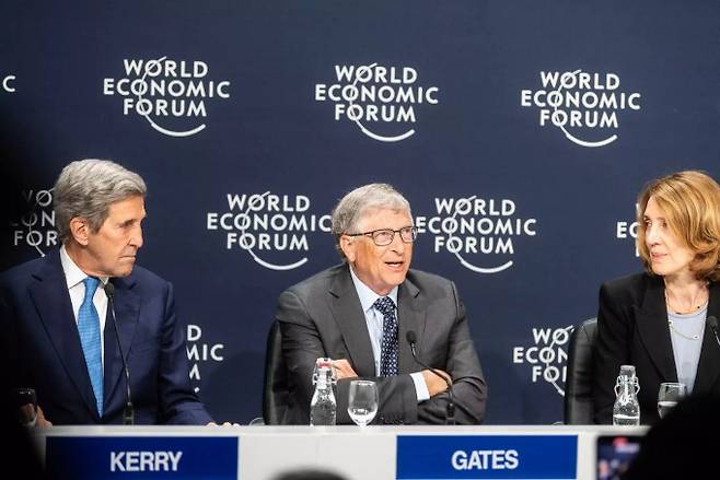 존 케리 미국 기후특사(왼쪽)와 빌 게이츠 마이크로소프트 창업자(가운데)가 25일 스위스 다보스에서 열린 세계경제포럼(WEF) 연차총회에서 세계선도연합 토론회에 참석하고 있다. 세계경제포럼 제공