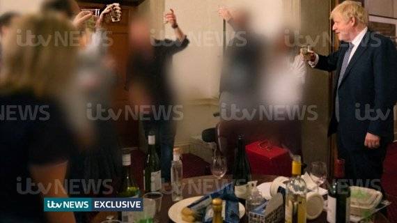 A handout picture shows British Prime Minister Boris Johnson raising a glass during a party at Downing Street, amid the coronavirus disease (COVID-19) pandemic in London, Britain November 13, 2020. Picture taken November 13, 2020. ITV News/Handout via REUTERS THIS IMAGE HAS BEEN SUPPLIED BY A THIRD PARTY. MANDATORY CREDIT. NO RESALES. NO ARCHIVES. BLURRING AND WATERMARKS FROM SOURCE /사진=뉴스1 외신화상