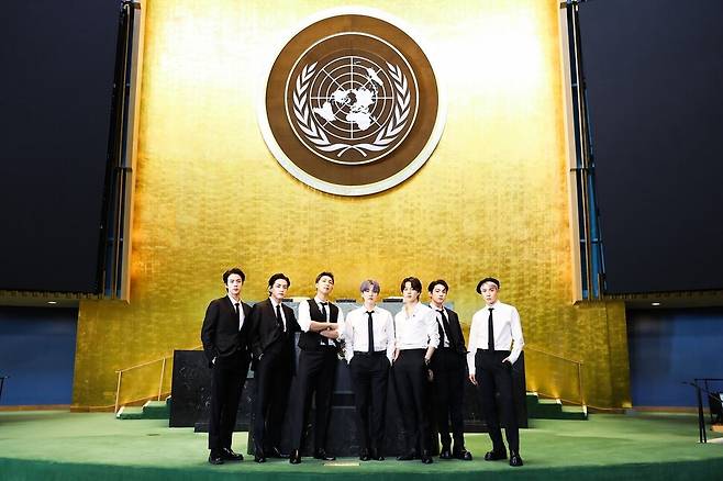 방탄소년단이 지난해 9월21일(현지시각) 미국 뉴욕에서 열린 76차 유엔 총회에서 연설한 뒤 포즈를 취하고 있다. 빅히트뮤직 제공