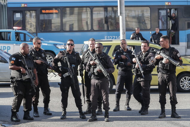 브라질의 군사경찰이 지난 24일 리우데자네이루에서 마약범 소탕작전을 벌인 뒤 경계를 서고 있다. EPA 연합뉴스
