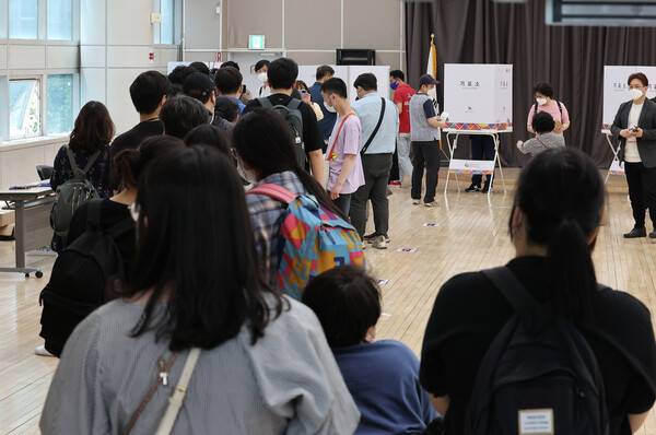 6·1 지방선거 사전투표 첫날인 27일 서울 용산구 원효로제1동 주민센터에서 유권자들이 사전투표를 하고 있다. 연합뉴스