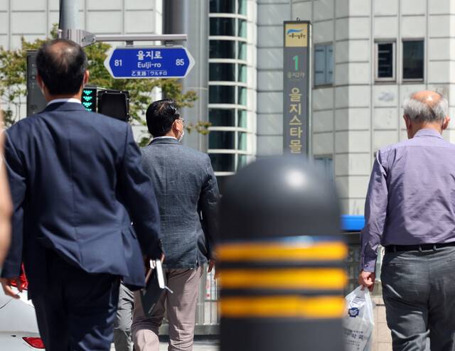 대법원은 26일 합리적인 이유 없이 연령만을 이유로 직원의 임금을 깎는 \