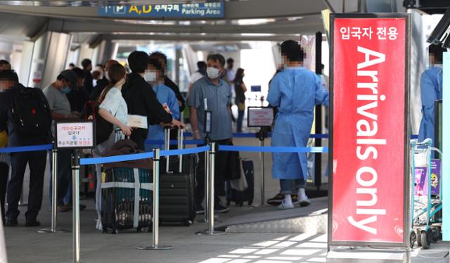 26일 인천국제공항 제1터미널 입국자 PCR 검사 센터 앞에 입국자들이 검사를 기다리고 있다. 영종도=연합뉴스