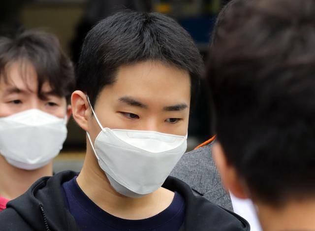 아동·청소년의 성보호에 관한 법률 위반(음란물제작·배포) 등 혐의로 기소된 김영준(30)씨가 지난해 6월 오전 검찰로 가기 위해 종로경찰서에서 나오고 있다. 연합뉴스