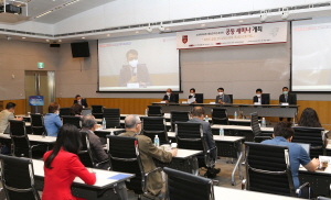 고려대의료원이 ‘북한의 코로나19 상황과 향후 국내외 관계전망’ 세미나를 개최했다. 행사에 참여한 전문가들이 토론을 하고 있다./사진=고려대의료원