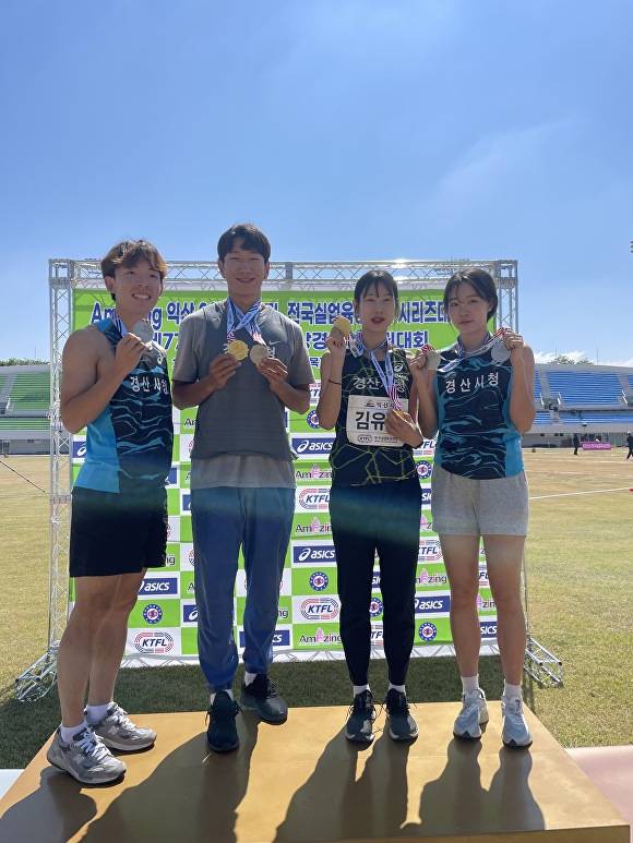 전국 실업연맹 시리즈대회에서 7개의 메달을 딴 경산시청 육상팀을 메달을 들어보이고 있다. [사진=경산시청]