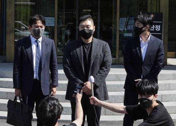 변호사가 로톡 등 민간 법률 광고 플랫폼에 가입하지 못하도록 막은 대한변협의 내부 규정은 위헌이란 헌법재판소 결정이 26일 나왔다. 로톡 운영사(로앤컴퍼니) 김본환 대표(가운데)가 취재진의 질문에 답하고 있다. [연합뉴스]