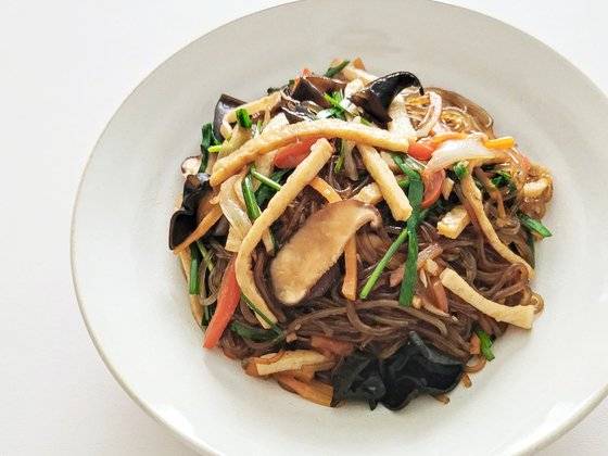 간편하게 완성되는 전기밥솥으로 만드는 잡채. 사진 신혜원