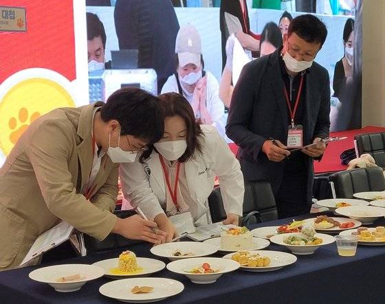 댕댕푸드 대첩에서 심사중인 펫푸드스타일리스트 강정욱(왼쪽부터), 수의사 양바롬, 사료협회 김종복 회장. 중앙일보