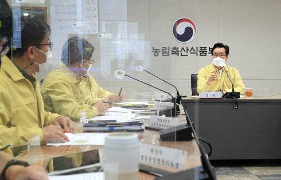 26일 정황근 아프리카돼지열병(ASF) 중앙사고수습본부장 및 농림축산식품부장관이 강원도 홍천 양돈농장 ASF 발생에 따른 긴급 가축방역상황회의 주재하고 있다. 농림축산식품부