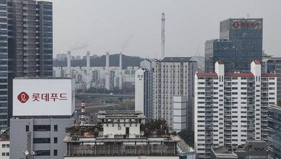 롯데그룹 식품 계열사 롯데제과와 롯데푸드가 하나로 합친다. 양사는 27일 임시 주주총회를 열고 합병을 결의했다. 사진은 3월 24일 오후 서울 영등포구 내 위치한 롯데제과(오른쪽)와 롯데푸드 본사 모습. 뉴시스