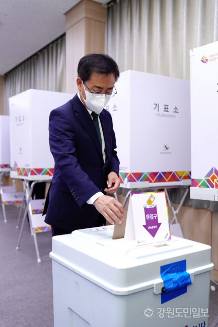 ▲ 강삼영 후보는 27일 오전 강릉 중앙동 주민센터에서 투표를 진행했다.