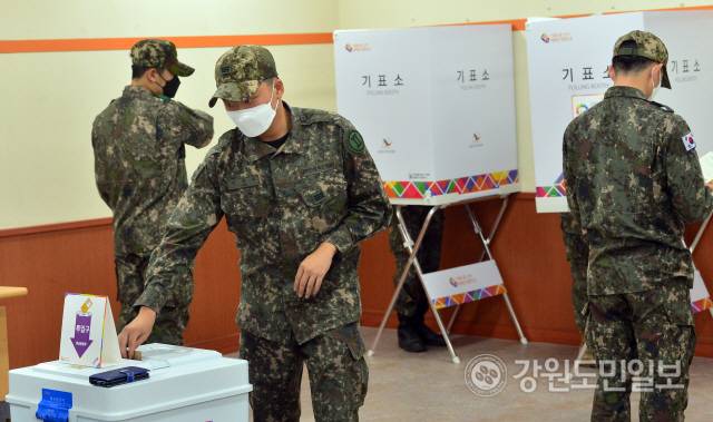▲ 제8회 전국동시지방선거 사전투표 첫날인 27일 오전 춘천시 신북읍사무소 투표소에서 군장병들이 투표를 하고 있다. 서영