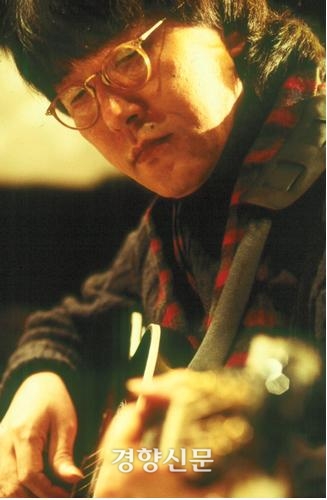 1996년 소극장에서 기타를 치고 있는 조동진 | 경향신문 자료사진