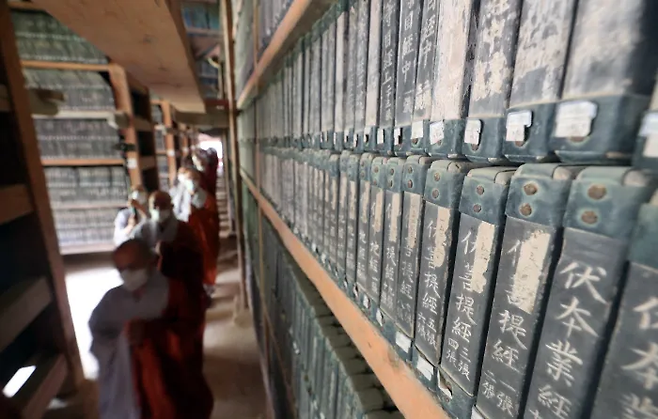 해인사 스님들이 지난해 6월 팔만대장경이 보관된 경남 합천 해인사 법보전을 둘러보고 있다. 연합뉴스