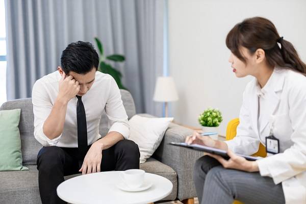 수면제는 장기간 복용 시 내성과 여러 부작용이 발생할 수 있다. 이 경우 비약물치료인 불면증 인지행동치료와 병행하면 부작용을 줄이면서 증상을 완화할 수 있다(사진=클립아트코리아).