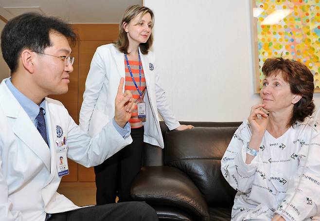 국제진료센터 조한별 교수(왼쪽)가 코디네이터의 도움을 받아 외국인 환자를 진료하고 있다. 강남세브란스병원