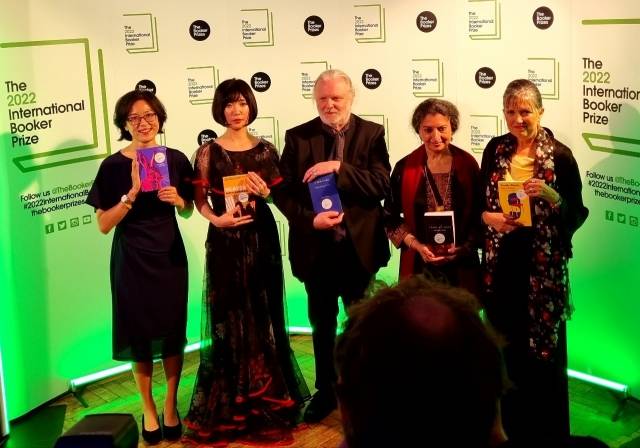 26일 밤(현지시간) 영국 런던에서 열린 2022 부커상 시상식에 참석한 정보라 작가(왼쪽)가 인터내셔널 부문 최종 후보작 작가들과 함께 사진을 찍고 있다. 오른쪽에서 두 번째가 올해 수상자인 인도의 기탄잘리 슈리 작가. 김시형 제공