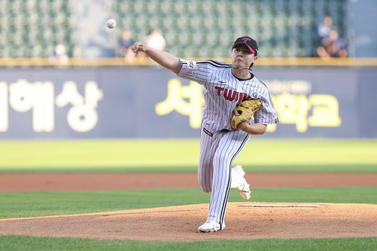 이민호가 27일 잠실 삼성전에서 5.2이닝 2피안타 무실점투로 4연승을 하며 시즌 5승째를 챙겼다.[LG 트윈스 제공]