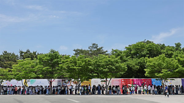지난 15일 서울 송파구 올림픽공원 88잔디마당에서 코로나19로 3년 만에 열린 `뷰티풀 민트 라이프 2022`를 즐기기 위해 시민들이 줄지어 입장하고 있다. [사진 출처 = 연합뉴스]