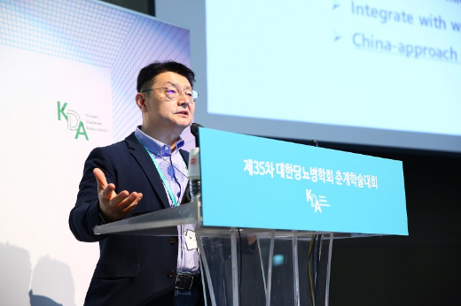 이오플로우 김재진 대표가 지난 14일 열린 대한당뇨병학회에서 '디지털 당뇨관리 기기의 현재와 미래 트렌드'를 주제로 발표하고 있다. /사진제공=이오플로우