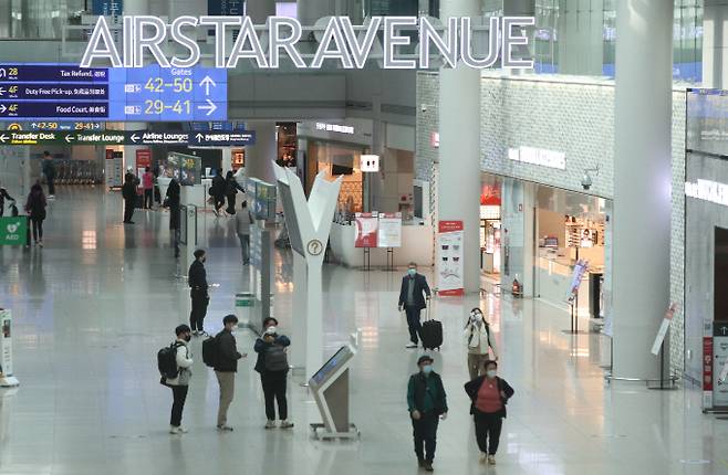 4월 국내 면세점 매출이 감소했다. 사진은 인천국제공항 1터미널에서 여행객들이 면세점을 둘러보고 있다./사진=뉴스1