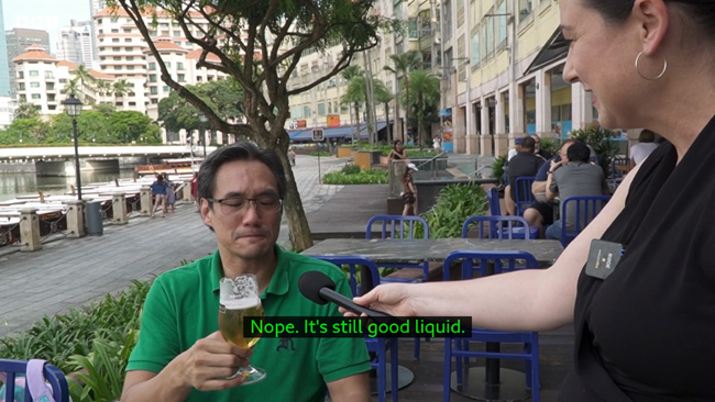 26일 싱가포르의 한 남성이 소변과 오수를 재활용한 친환경 ‘오줌 맥주’를 마시며 인터뷰를 하고 있다.  BBC 캡처