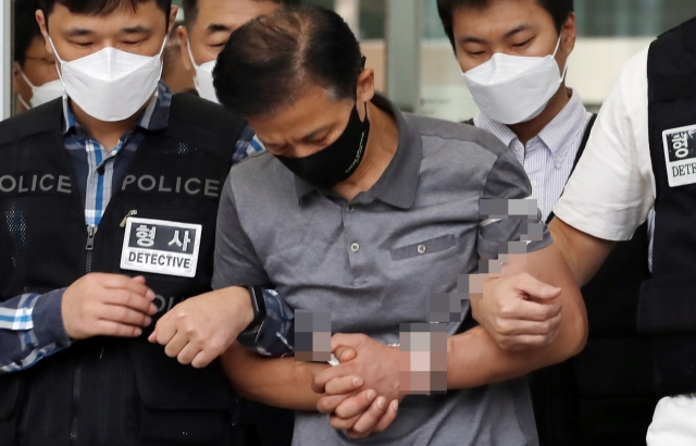지난해 9월 7일 서울 송파경찰서에서 검찰로 송치되고 있는 강윤성의 모습. [헤럴드경제DB]