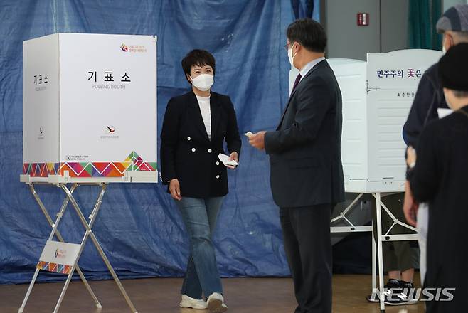 [성남=뉴시스] 국회사진기자단 = 김은혜 국민의힘 경기도지사 후보가 27일 오전 경기 분당구 운중동 행정복지센터에 마련된 사전투표소에서 기표 뒤 나오고 있다. 2022.05.27. photo@newsis.com