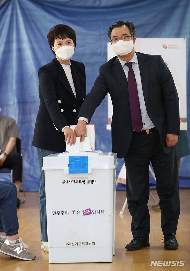[성남=뉴시스] 국회사진기자단 = 김은혜 국민의힘 경기도지사 후보와 남편 유형동씨가 27일 오전 경기 분당구 운중동 행정복지센터에 마련된 사전투표소에서 투표를 하고 있다. 2022.05.27. photo@newsis.com