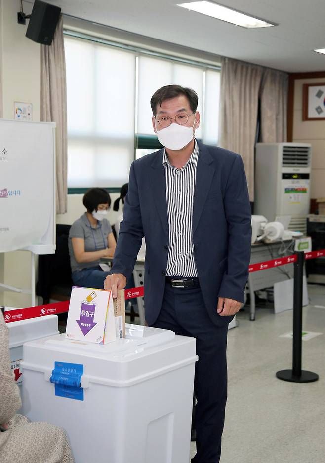 [창원=뉴시스] 강경국 기자 = 안경원 경남 창원특례시장 권한대행이 제8회 전국동시지방선거 사전투표 기간이 시작되는 첫날인 27일 오후 웅남동 행정복지센터 사전투표소를 찾아 소중한 한 표를 행사하고 있다. (사진=창원시청 제공). 2022.05.27. photo@newsis.com *재판매 및 DB 금지