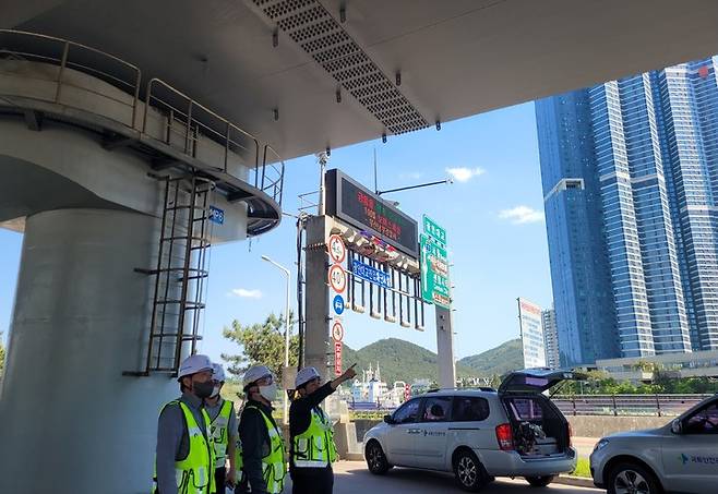 [진주=뉴시스] 국토안전관리원, 부산 광안대교 안전점검. *재판매 및 DB 금지