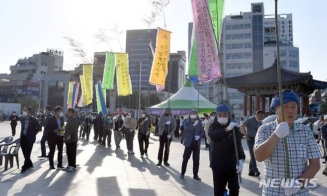 [광주=뉴시스] 이영주 기자 = 5·18 당시 목숨을 희생한 민주열사들의 넋을 기리는 부활제가 열린 27일 오후 광주 동구 5·18민주광장에서 만장기 행렬이 이어지고 있다. 2022.05.27. leeyj2578@newsis.com