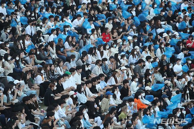 [서울=뉴시스] 권창회 기자 = 한양대 축제 '2022 라치오스'가 열린 27일 오후 서울 성동구 한양대 캠퍼스에서 학생들이 공연을 즐기고 있다. 2022.05.27. kch0523@newsis.com