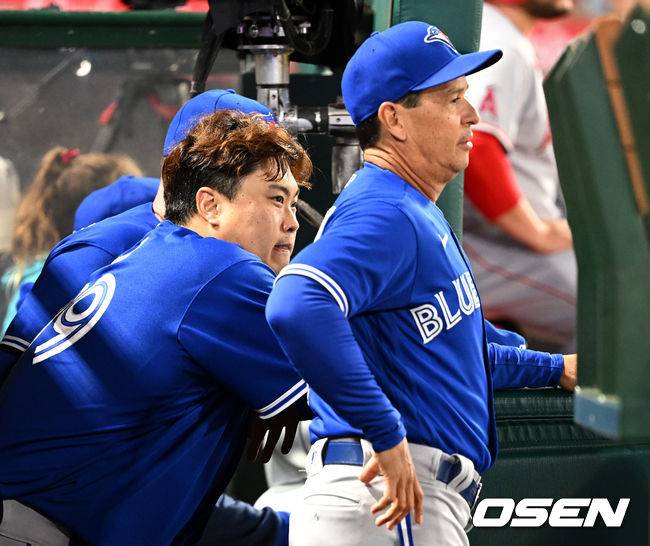 [OSEN=애너하임(미국 캘리포니아주), 최규한 기자]5회말 투구를 마친 토론토 선발 류현진이 더그아웃에서 몬토요 감독과 경기를 지켜보고 있다. 2022.05.27 /dreamer@osen.co.kr