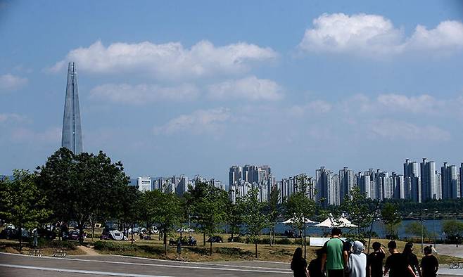 쾌청한 날씨를 보인 27일 오후 서울 광진구 한강공원 위의 파란 하늘에 구름이 떠있다. 뉴시스