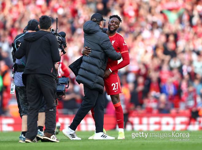 리버풀 공격수 디보크 오리기가 지난달 안필드에서 열린 에버턴전에서 클롭 감독과 포옹하고 있다. Getty Images코리아