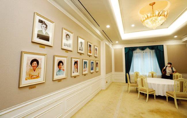 영부인이 외빈 접견과 집무실로 사용하던 본관 1층 무궁화실. 벽에 역대 영부인 사진이 걸려 있다. [뉴스1]