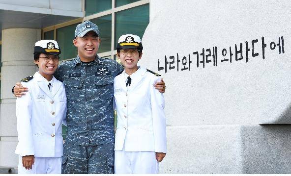 3남매 해군. 왼쪽부터 김유미 소위, 김정대 하사, 김성희 소위 [해군 제공. 재판매 및 DB 금지]