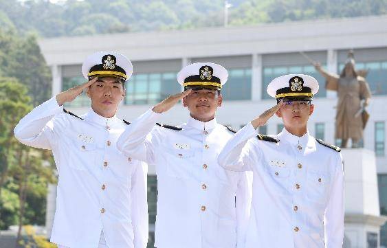 3대째 병역의무를 수행하는 해군 소위들. 왼쪽부터 윤인수·박성범·김백건 소위 [해군 제공. 재판매 및 DB 금지]
