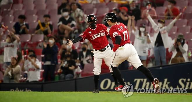 추신수, 승부에 쐐기박는 스리런홈런 (광주=연합뉴스) 조남수 기자 = 27일 광주기아챔피언스필드에서 열린 프로야구 2022 KBO리그 SSG 랜더스와 KIA 타이거즈의 경기. SSG 추신수가 9회초 1사 1, 2루에서 좌월 스리런홈런을 때리고 베이스를 돌고 있다. 2022.5.27 iso64@yna.co.kr