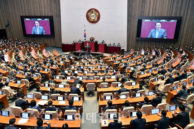 윤석열 대통령이 16일 국회 본회의장에서 코로나19 손실보상을 위한 추가경정예산(추경)안 시정연설을 하고 있다.(사진=이데일리 DB)