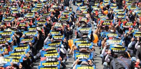 민주노총 화물연대가 28일 숭례문 앞 도로에서 총파업 결의대회를 하고 있다. (사진=연합뉴스)