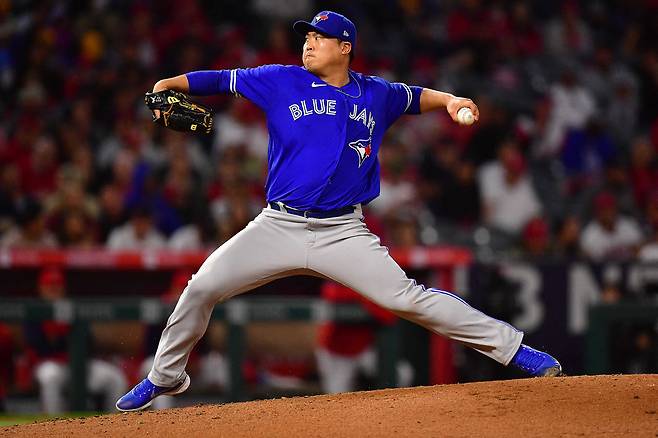 미국 메이저리그(MLB) 토론토 블루제이스의 선발투수 류현진(35)이 26일(현지시간) 캘리포니아주 애너하임의 에인절스 스타디움에서 열린 로스앤젤레스 에인절스와의 경기에서 5이닝 동안 6피안타 1볼넷 1탈삼진 2실점을 기록하며 시즌 2승으로 반등에 성공했다. (애너하임 USA TODAY=연합뉴스)