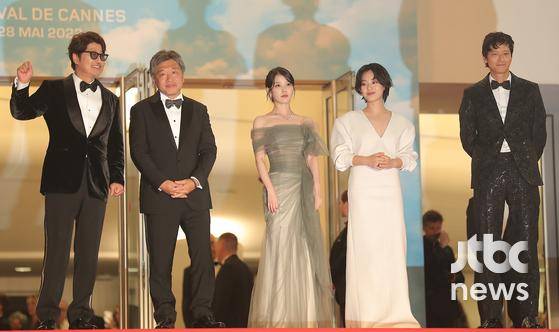 제75회 칸영화제(Cannes Film Festival) 경쟁부문 초청작 '브로커(고레에다 히로카즈 감독)' 팀이 27일 오후 7시(현지시간) 뤼미에르 대극장(GRAND THEATRE LUMIERE)에서 월드 프리미어 상영 전 레드카펫을 밟았다. | 칸(프랑스)=박세완 park.sewan@joongang.co.kr 〈사진=JTBC엔터뉴스〉