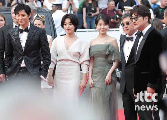 제75회 칸영화제(Cannes Film Festival) 경쟁부문 초청작 '브로커(고레에다 히로카즈 감독)' 팀이 27일 오후 7시(현지시간) 뤼미에르 대극장(GRAND THEATRE LUMIERE)에서 월드 프리미어 상영 전 레드카펫을 밟았다. | 칸(프랑스)=박세완 park.sewan@joongang.co.kr 〈사진=JTBC엔터뉴스〉