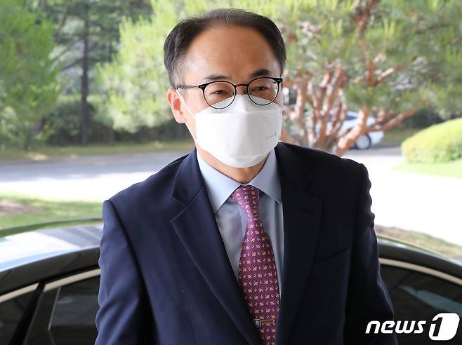 이원석 대검찰청 차장검사(검찰총장 직무대리)가 26일 오전 서울 서초구 대검찰청으로 출근하고 있다. 2022.5.26/뉴스1 © News1 박세연 기자