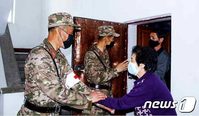 (평양 노동신문=뉴스1) = 북한 조선노동당 기관지 노동신문이 27일 신종 코로나바이러스 감염증(코로나19) 방역전선에 뛰어들어 의약품 봉사·수송을 하고 있는 인민군을 치켜세웠다. [국내에서만 사용가능. 재배포 금지. DB 금지. For Use Only in the Republic of Korea. Redistribution Prohibited] rodongphoto@news1.kr